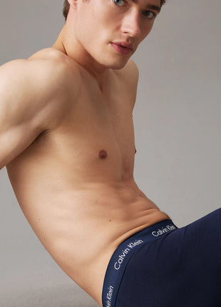 Calvin Klein short 3 pack cotton stretch low rise trunks black / cobalt water / blue shadow heren 0000U2664G-4KU Calvin Klein boxer 3 pack cotton stretch low rise trunks black / cobalt water / blue shadow hommes